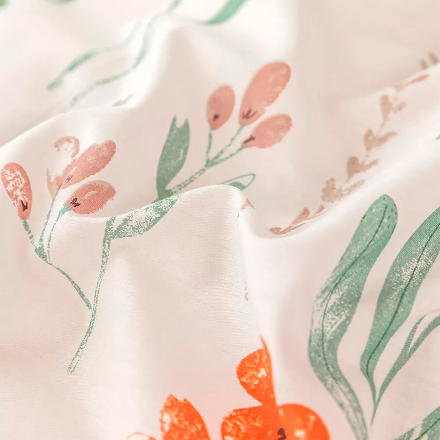 Primer plano de la textura del algodón de 200 hilos con estampado de flores silvestres.