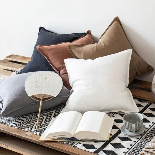 Capa de almofada branca de algodão e linho natural: elegância minimalista para a sua casa.