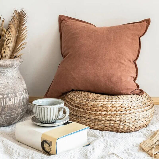 Capa de almofada em Linho Natural e Algodão Terracota: elegância minimalista para sua casa.