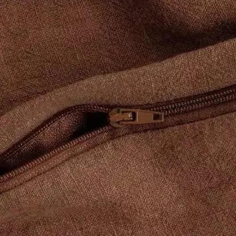 Capa de almofada em Linho Natural e Algodão Terracota: elegância minimalista para sua casa.