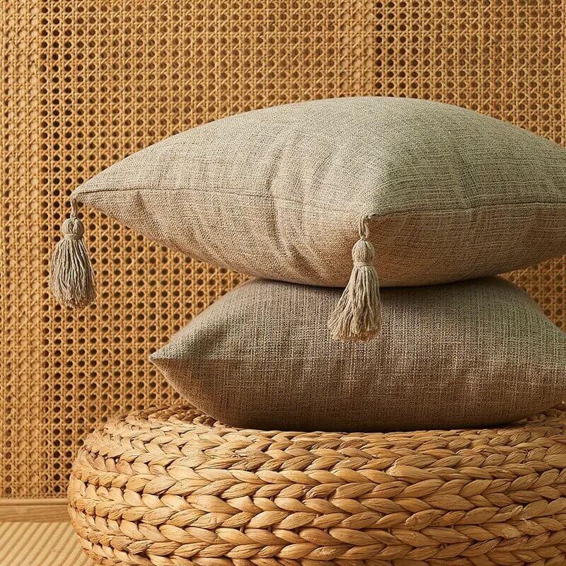 Capa de almofada em linho e algodão natural. Cor bege.