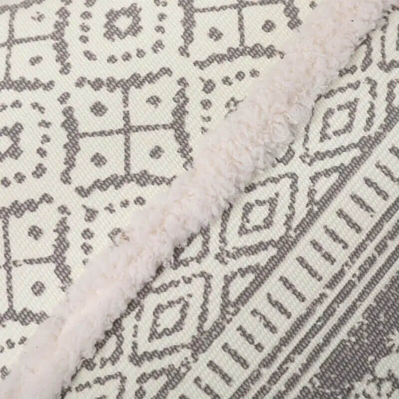 Capa de almofada em linho e algodão natural. Cor cinza claro.