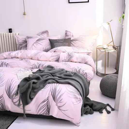 Capa de edredom estampada com folhas pretas e fundo rosa pálido, microfibra extra macia.