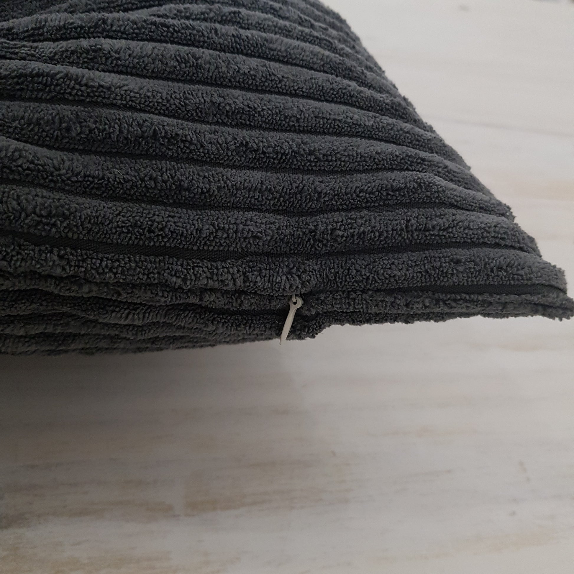 Funda de cojín franjas pelo corto. Color gris oscuro. - Oma Home