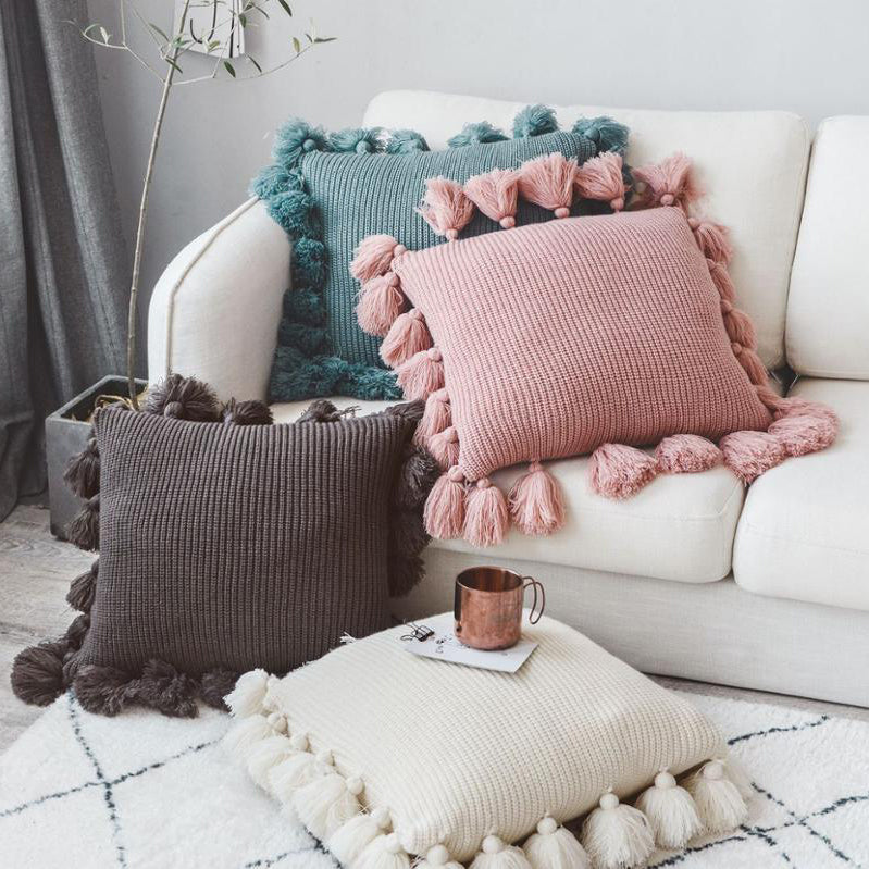 Funda de cojín tejido con borlas color gris oscuro. - Oma Home