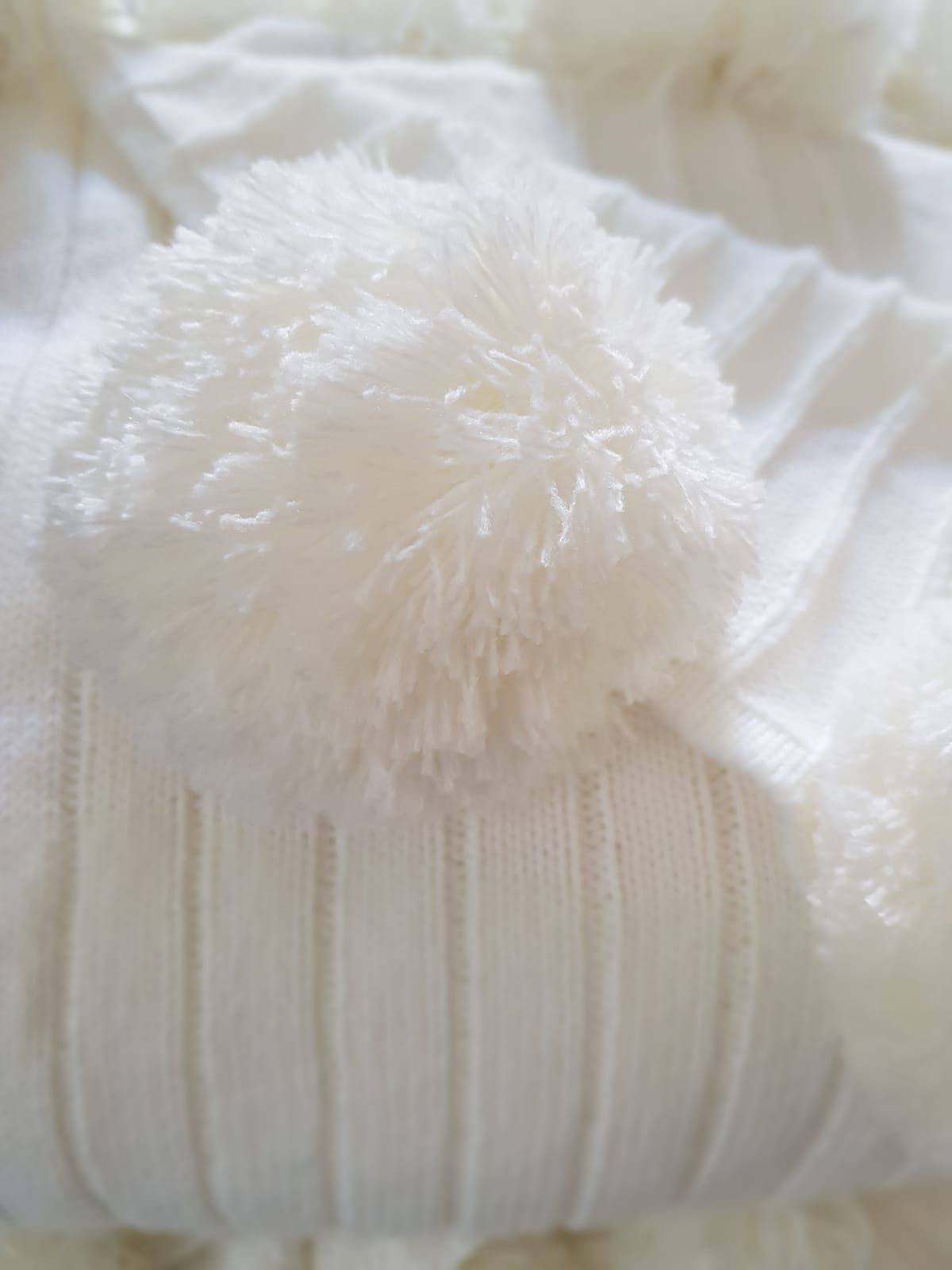 Manta de punto con pompones. Color blanco roto. - Oma Home