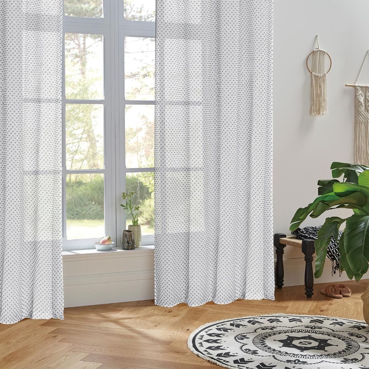 Cortina con puntos bordados. Color Gris. 140 cm x 260 cm. - Oma Home