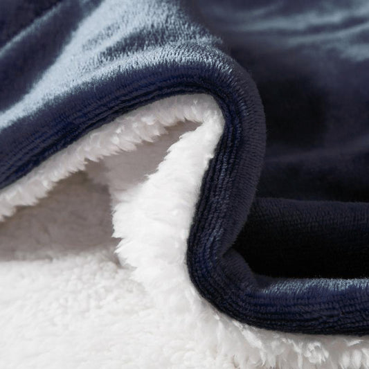 Manta polar e extra macia reversível. Cor azul escura.