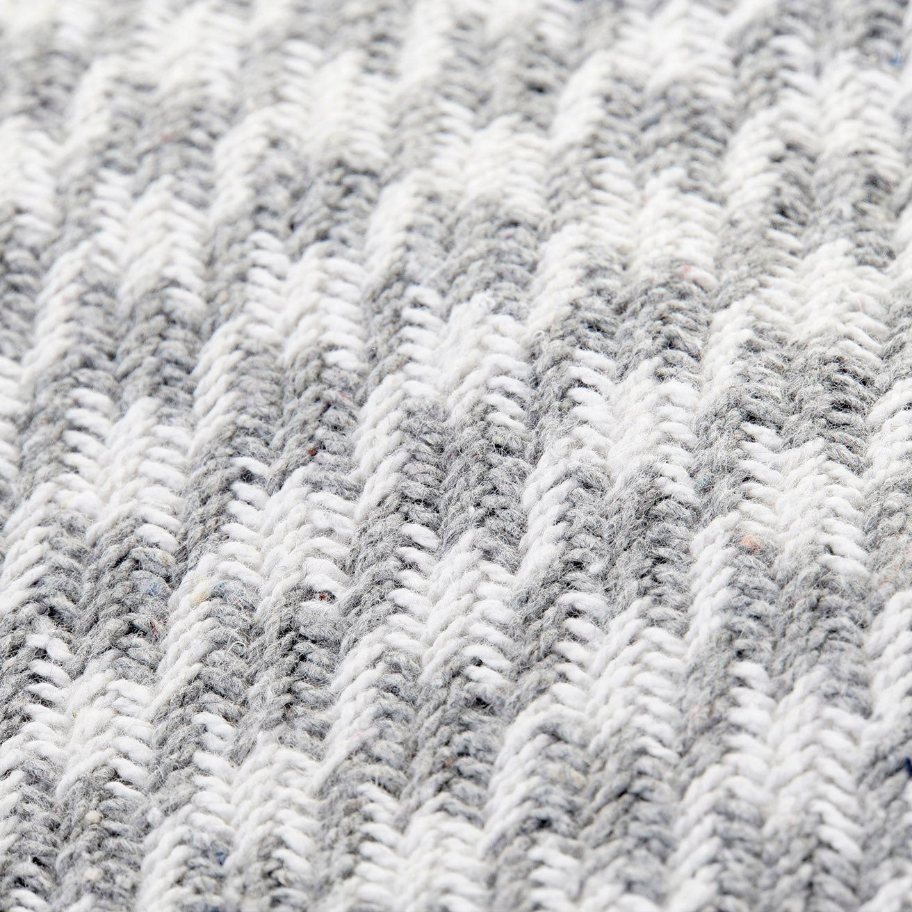 Manta Plaid 100% Algodón geométrico en color gris y blanco. - Oma Home