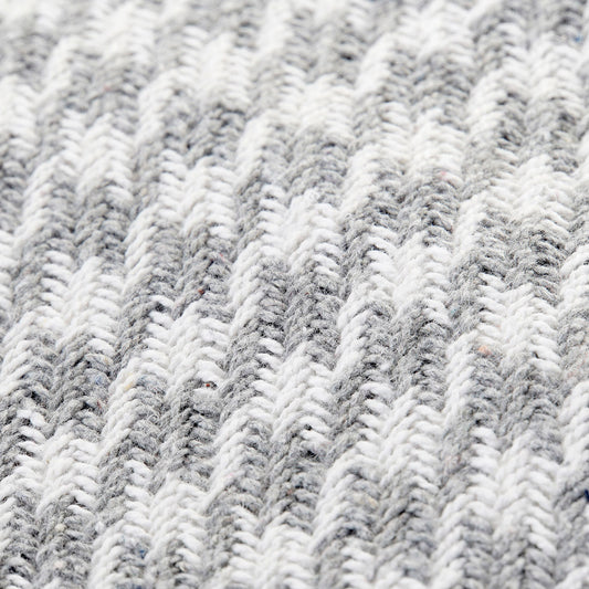 Manta Plaid 100% Algodón geométrico en color gris y blanco. - Oma Home