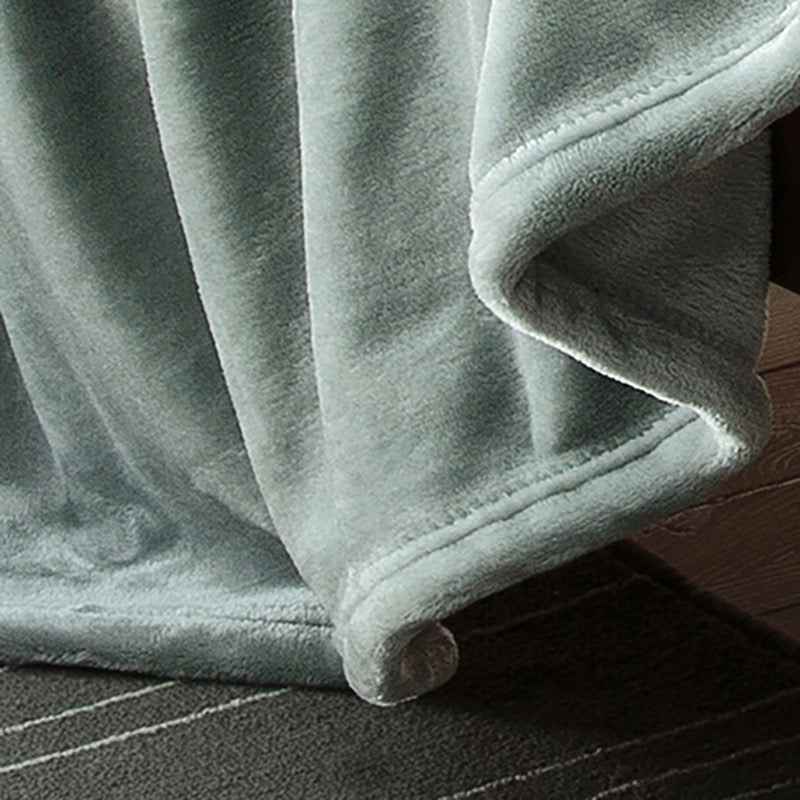 Manta de lã extra macia. Cor verde água.