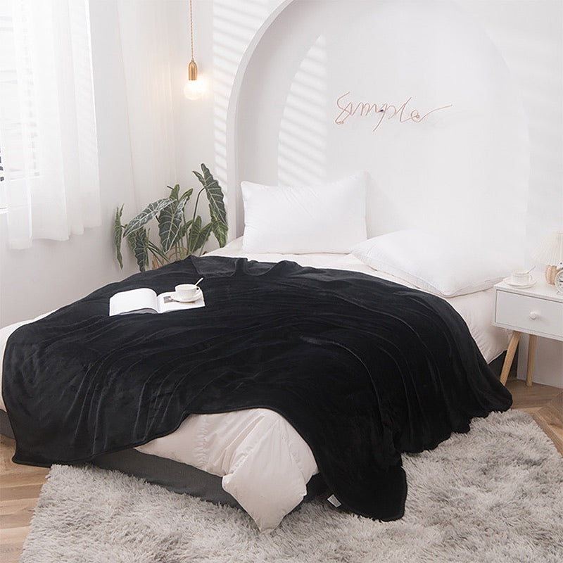 Manta de lã macia. cor preta.